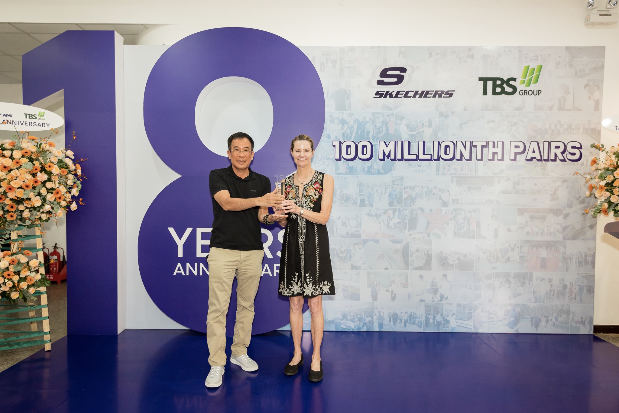 Ông Nguyễn Thanh Sơn TGĐ Ngành SXCN trao kỷ niệm chương hợp tác 18 năm giữa TBS và SKX 