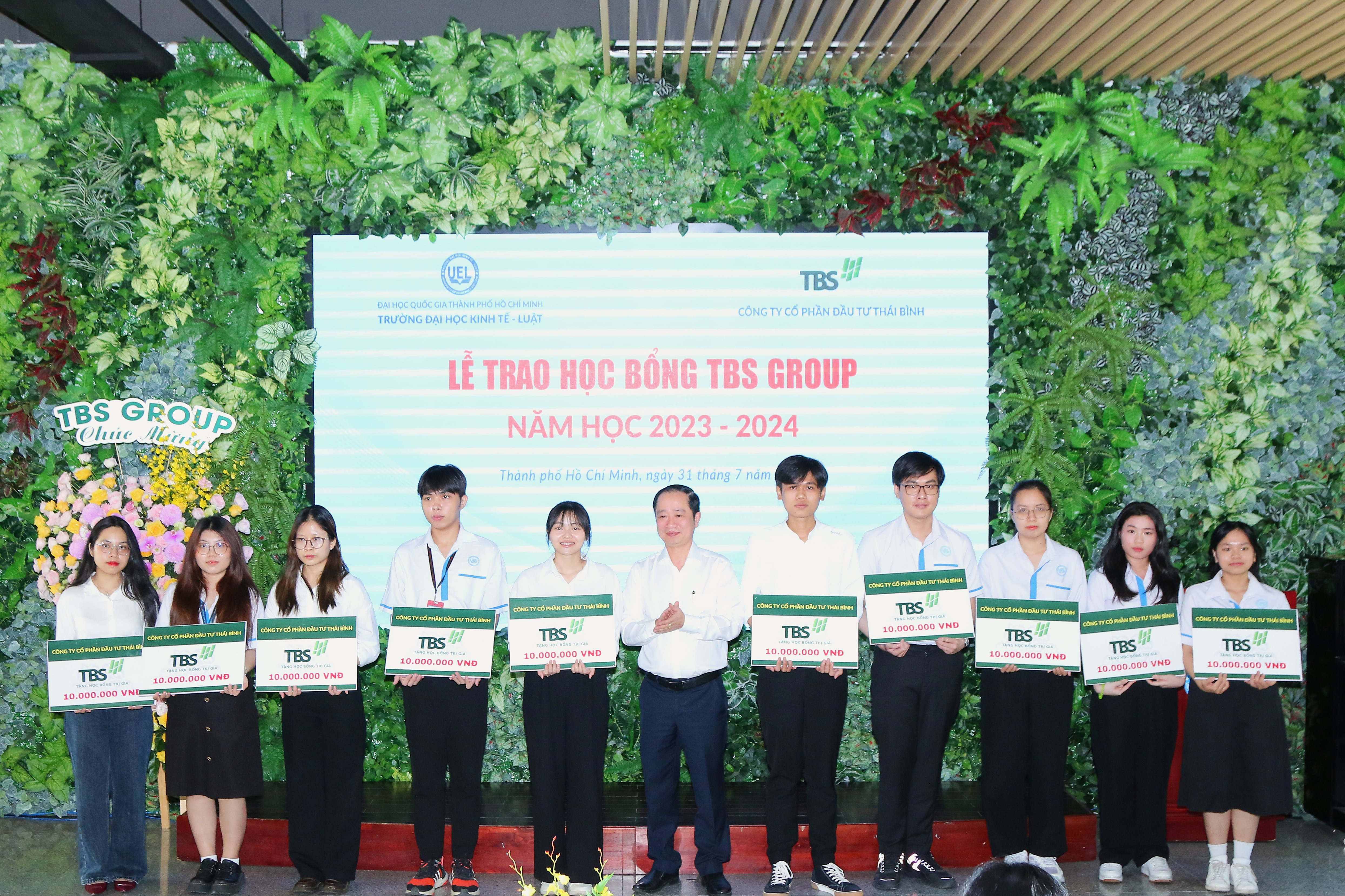 Đại diện TBS Group - Ông Nguyễn Anh Tuấn trao học bổng cho sinh viên trường ĐH Kinh tế - Luật