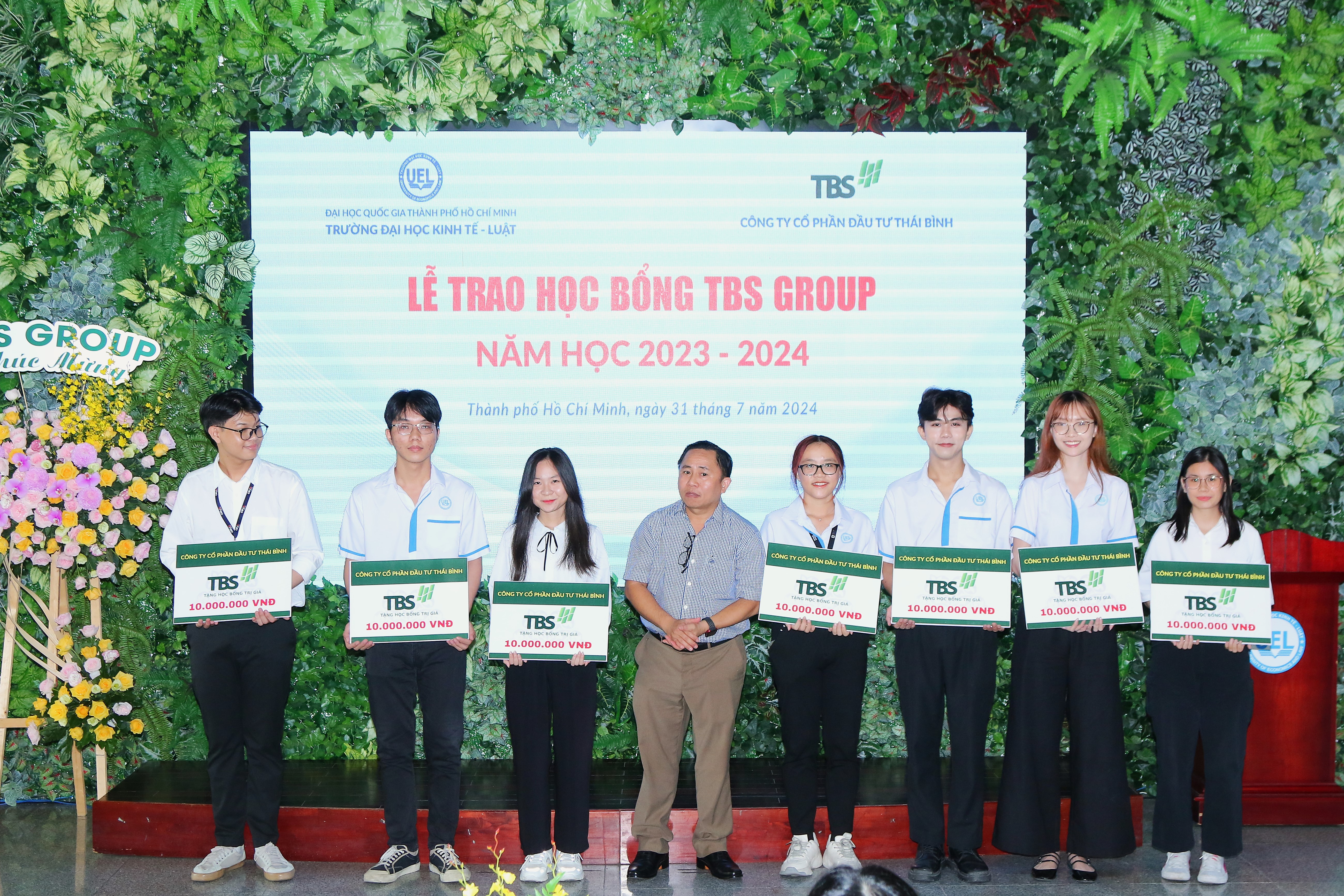 Đại diện TBS Group - Ông Trần Ngọc Đông trao học bổng cho sinh viên trường ĐH Kinh tế - Luật